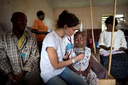 A doctor examines a child at the hospital in Bossangoa © MSF / Ton Koene