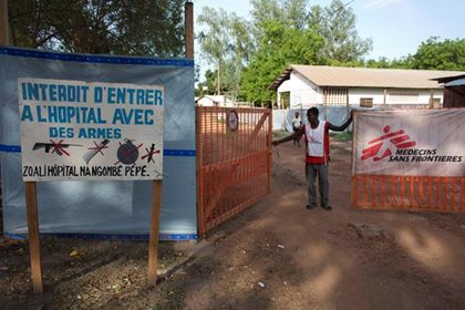 The entrance to the hospital in Bossangoa: A sign indicates that weapons are not allowed. © MSF / Ton Koene